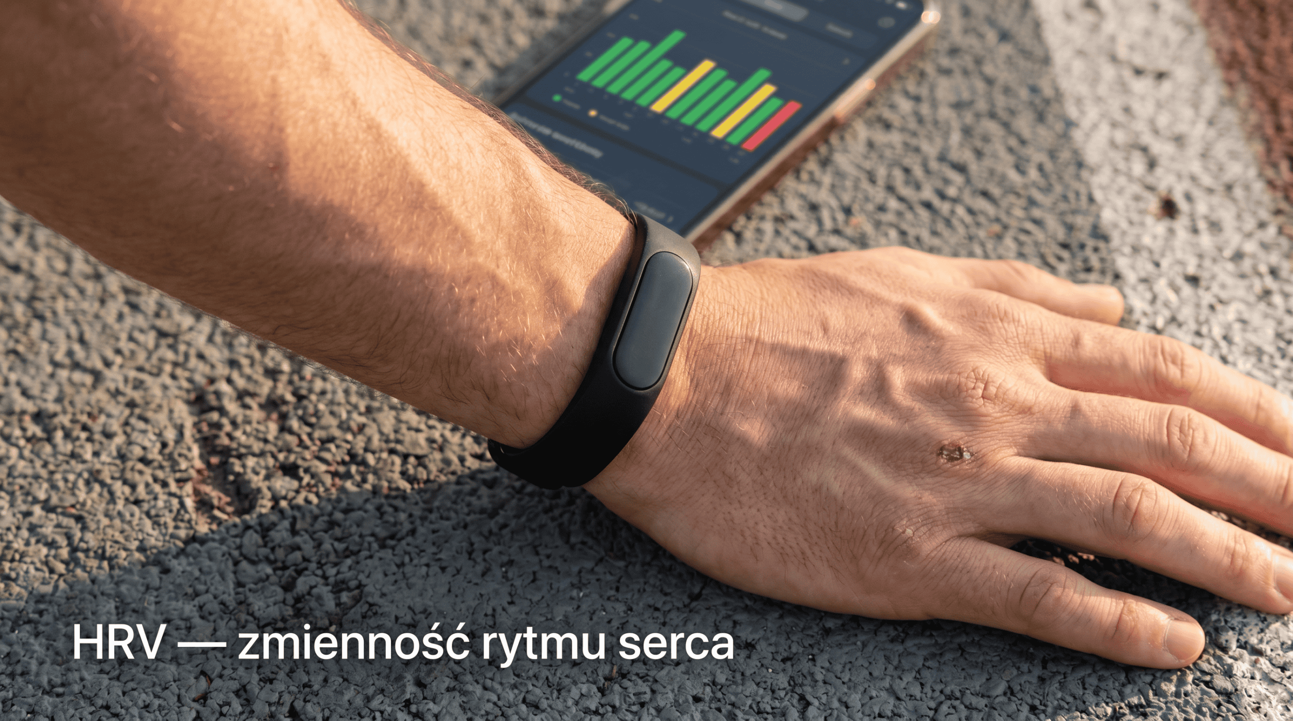 Opaska WHOOP na nadgarstku sportowca mierząca HRV – zmienność rytmu serca podczas regeneracji